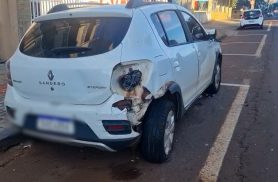 Motorista foge após atingir Renault Sandero estacionado no Centro de Cascavel