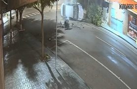 Impressionante: câmera de segurança flagra forte colisão e carro fica destruído em Cascavel