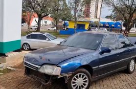 Colisão entre BMW e Ômega é registrada na Av. Tancredo Neves em Cascavel