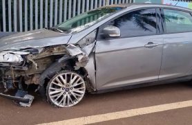 Carro bastante danificado é encontrado abandonado na Av. Tito Muffato em Cascavel