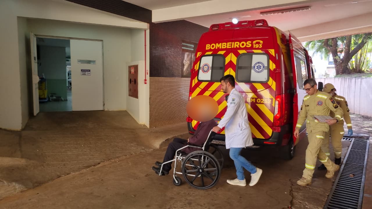 Idoso de 81 anos sofre queda dentro de apartamento e é encaminhado à UPA