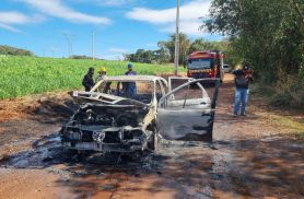 Veículo é destruído por incêndio na área rural de Cascavel
