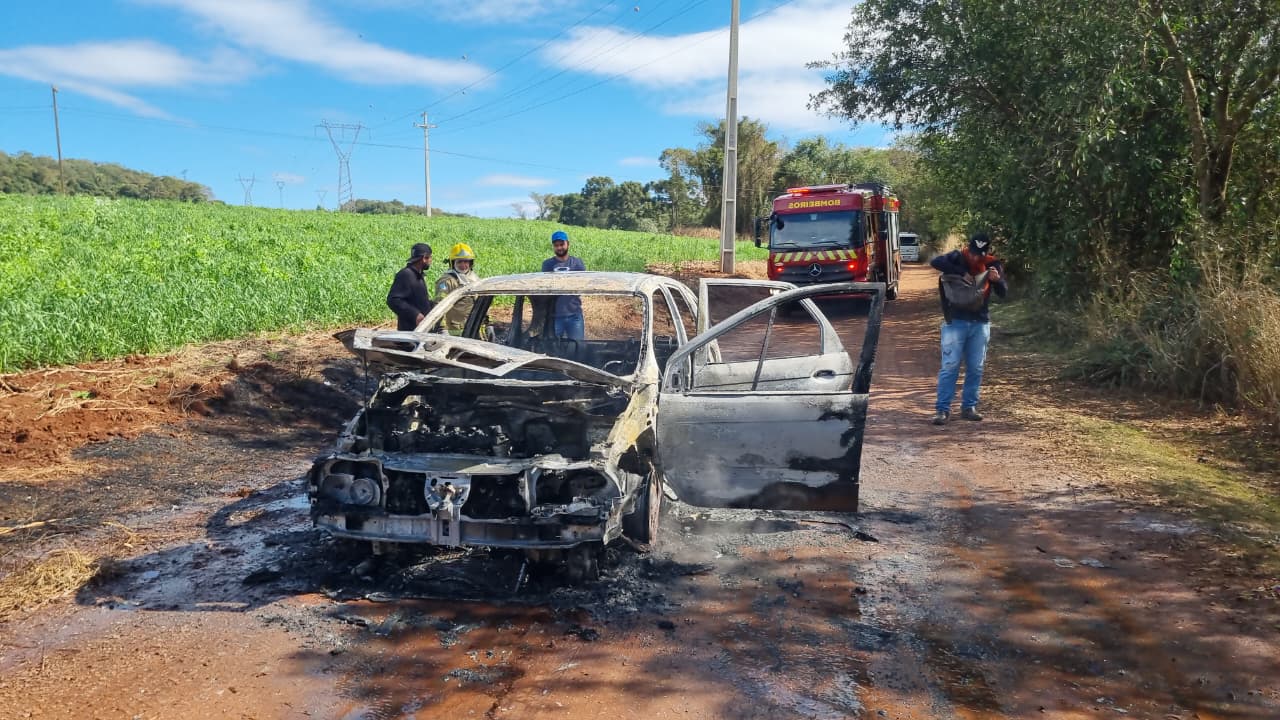 Veículo é destruído por incêndio na área rural de Cascavel