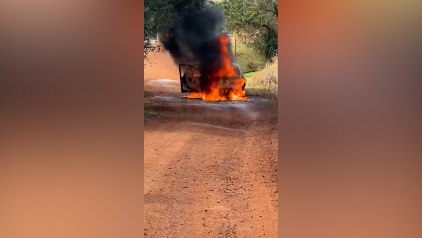 Vídeos registram carro tomado pelas chamas em área rural de Cascavel