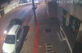 Câmeras de monitoramento flagram batida que danificou carro estacionado no Centro de Cascavel