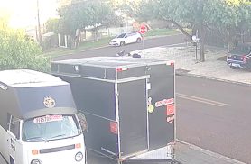 Outro ângulo: Câmera de segurança registra colisão entre duas motocicletas em Cascavel