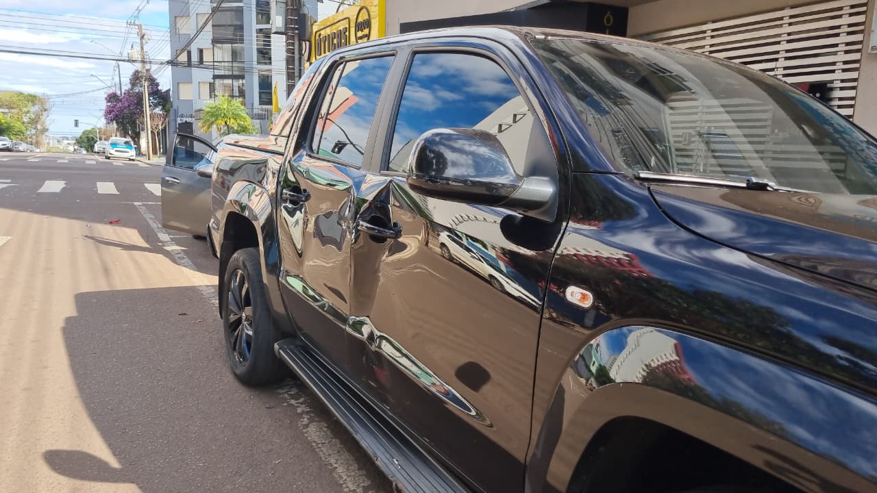 Amarok e moto se envolvem em acidente no Centro de Cascavel