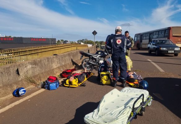Ocupantes de motocicleta ficam feridos após caírem no viaduto da Av. Olindo Periolo em Cascavel