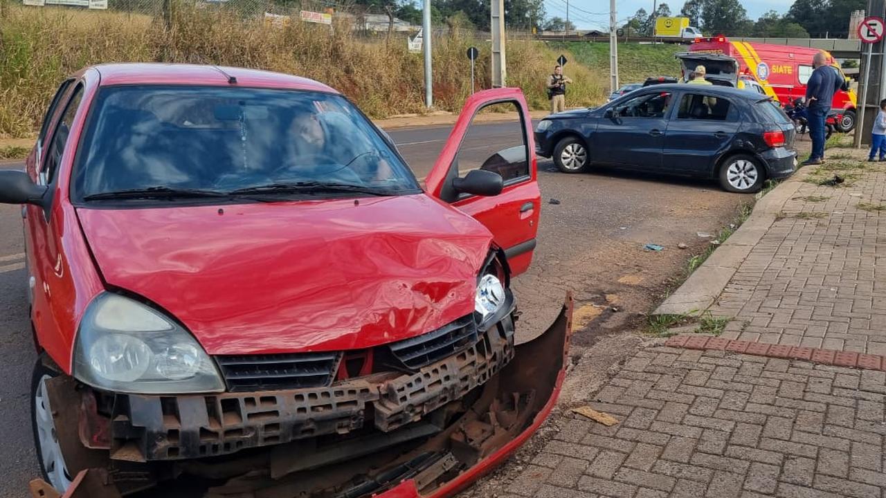 Forte colisão entre Gol e Clio mobiliza Siate e PM em Cascavel
