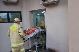 Mulher é socorrida após cair de escadaria em shopping de Cascavel