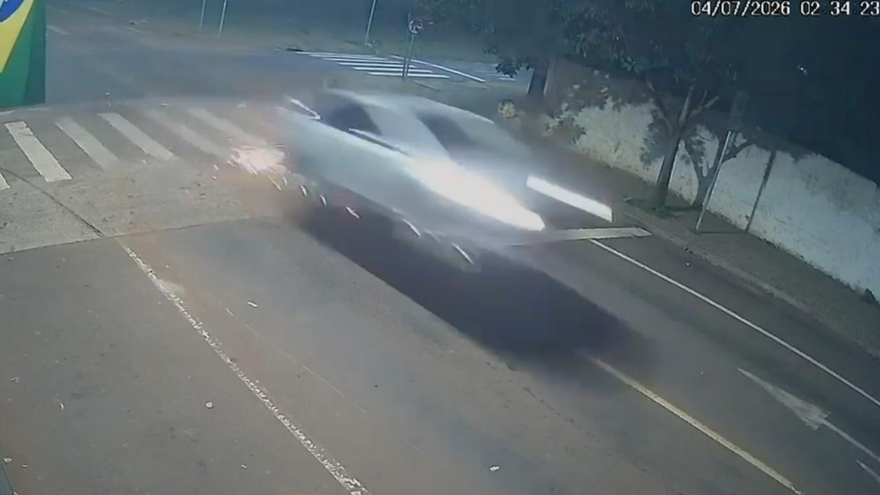 Câmeras flagram Onix “rampando” lombada antes de colisão violenta no Santa Cruz