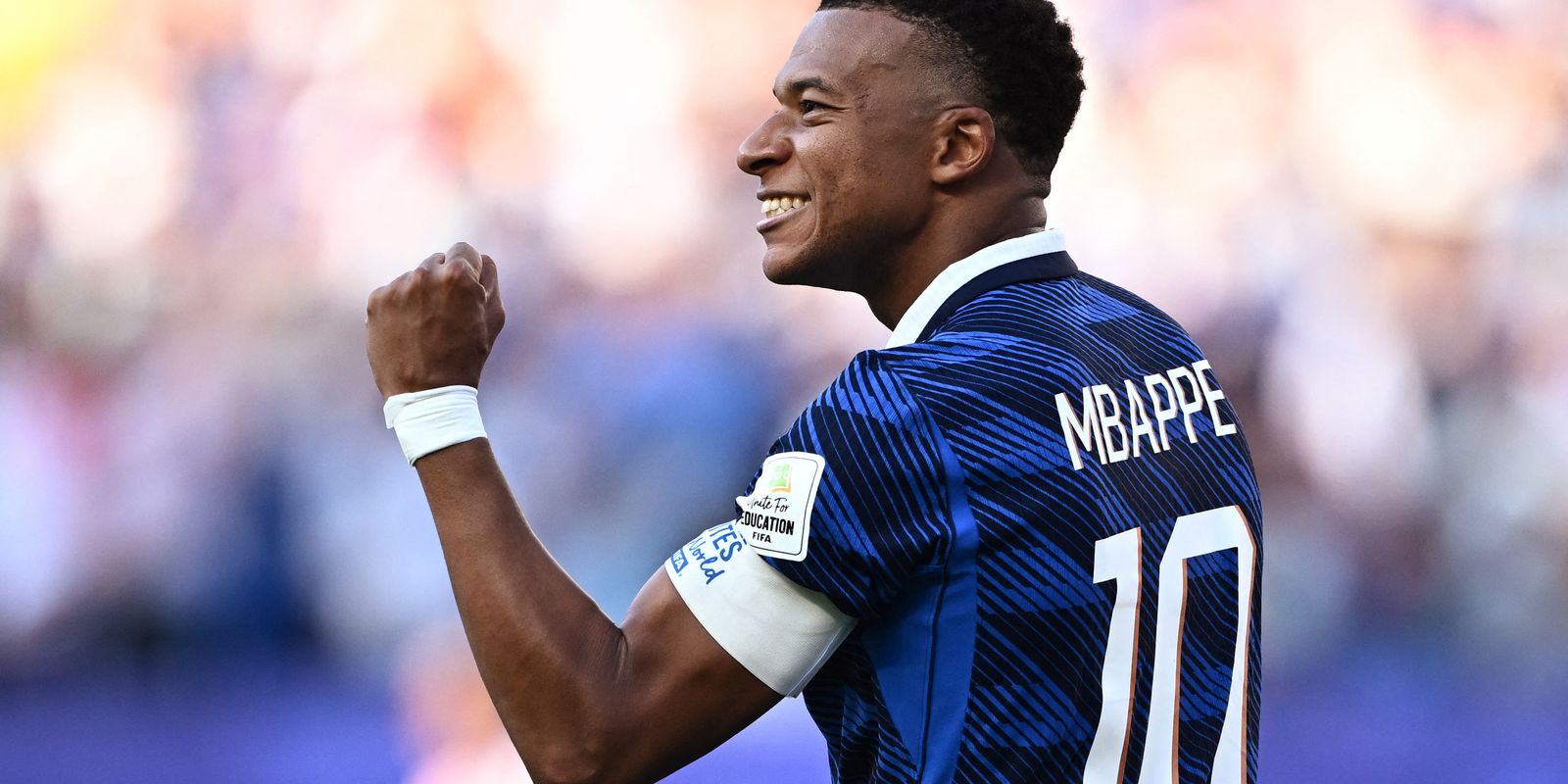 Imagem referente a De pênalti, França vence retranca do Paraguai e se classifica na Copa