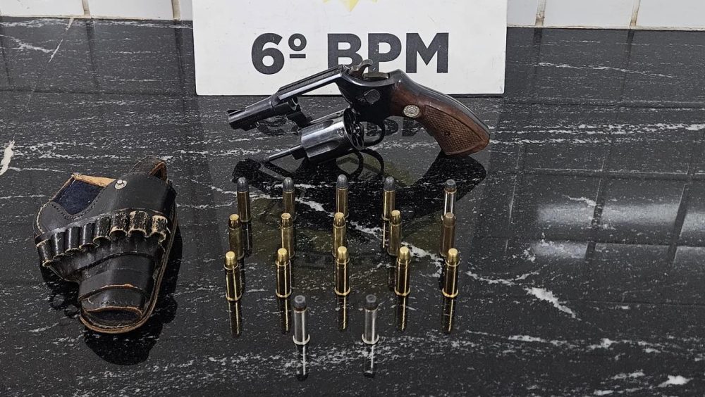 Briga no 14 de Novembro termina com apreensão de arma de fogo e homem detido Imagem referente a Briga no 14 de Novembro termina com apreensão de arma de fogo e homem detido