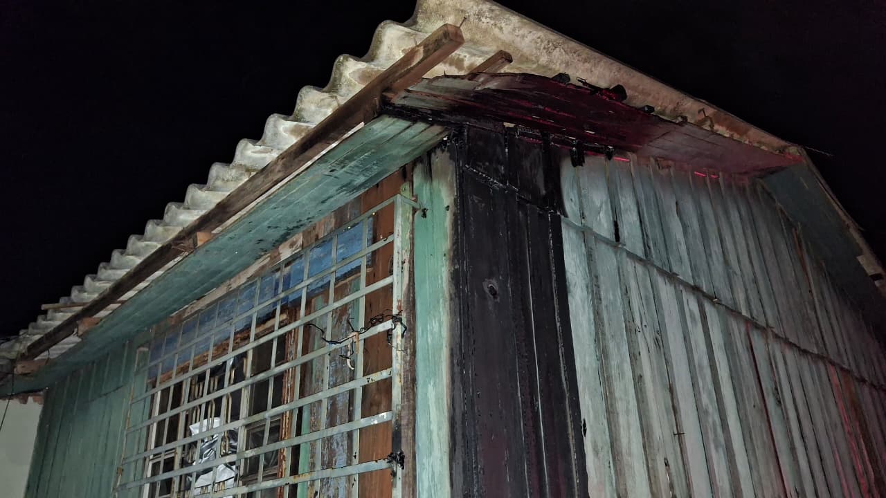 Casa é danificada após morador colocar fogo em colchão no Melissa