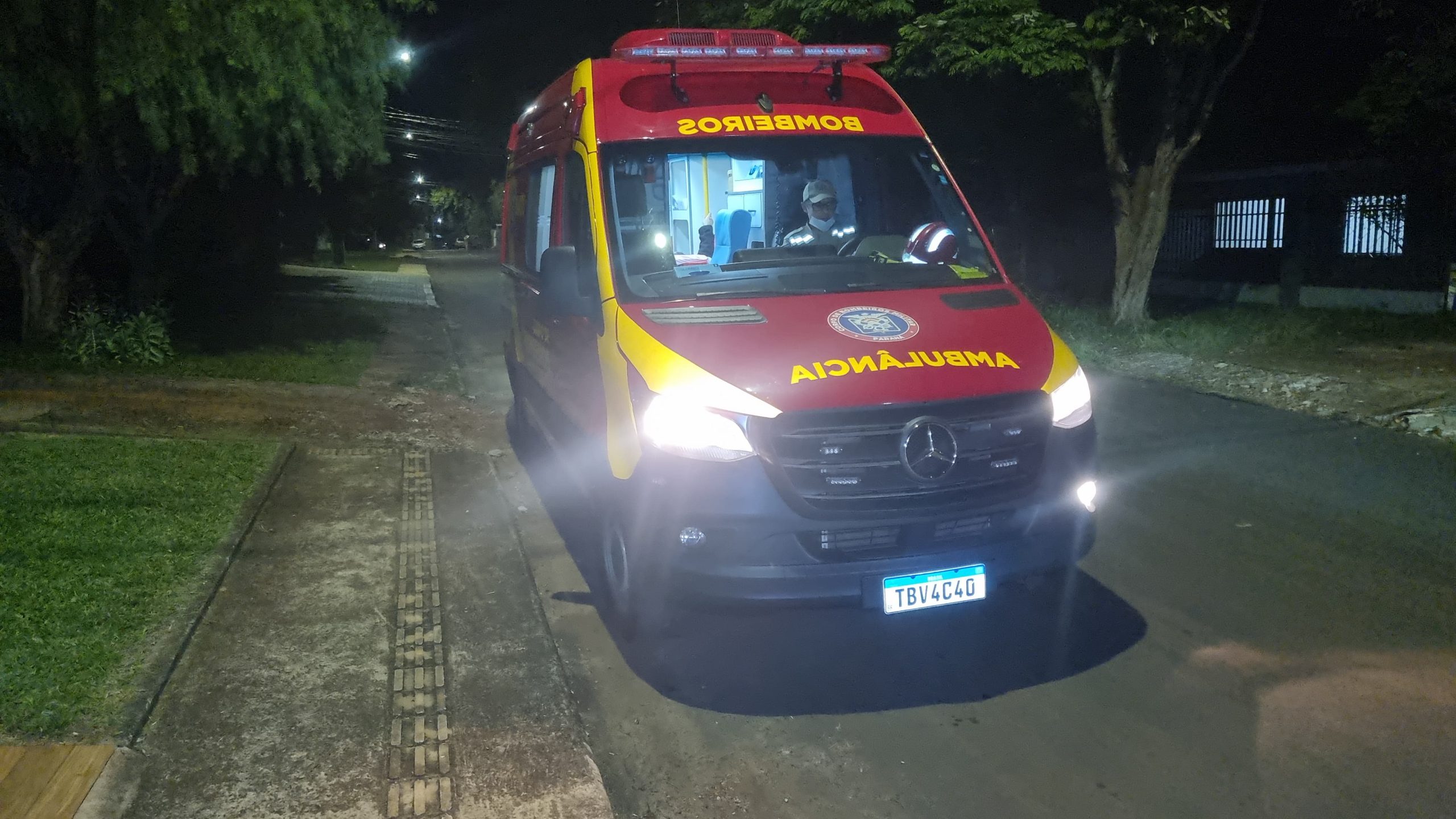 Motociclista fica ferida após atropelar cachorro no Bairro Alto Alegre
