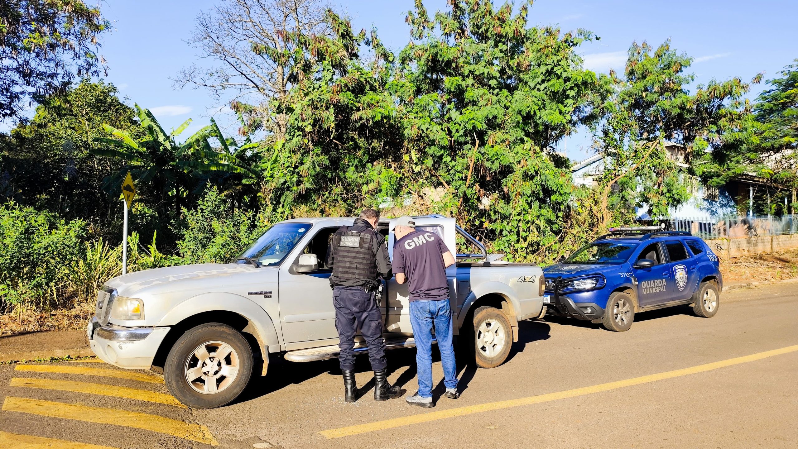 Caminhonete é encontrada abandonada com vidro estourado no bairro Cancelli