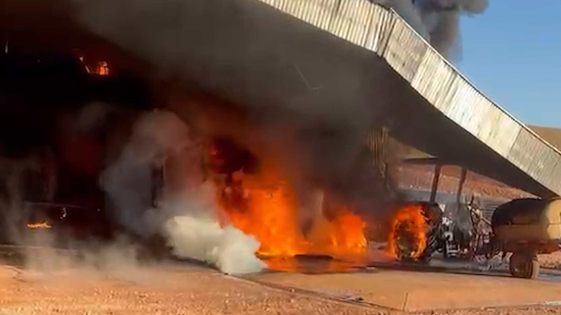 Incêndio em barracão mobiliza Corpo de Bombeiros na zona rural de Cascavel