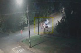 Câmera registra momento em que suspeitos abandonam caminhonete furtada em rua de Cascavel
