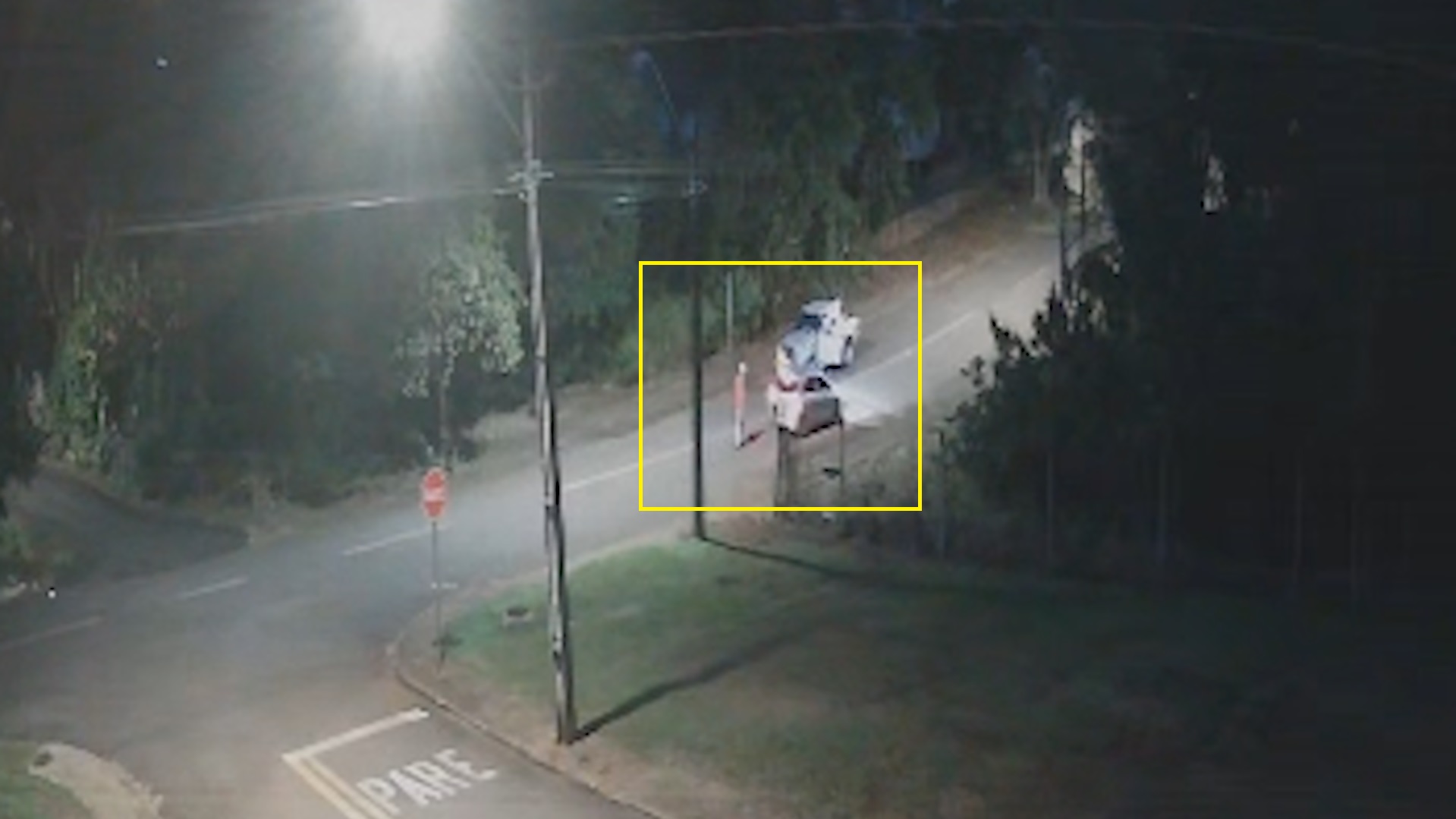 Câmera registra momento em que suspeitos abandonam caminhonete furtada em rua de Cascavel