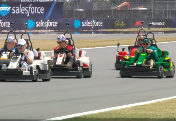 Fernando Alonso vence corrida de LEGO em Silverstone em evento pré-GP da Grã-Bretanha Fernando Alonso vence corrida de LEGO em Silverstone em evento pré-GP da Grã-Bretanha