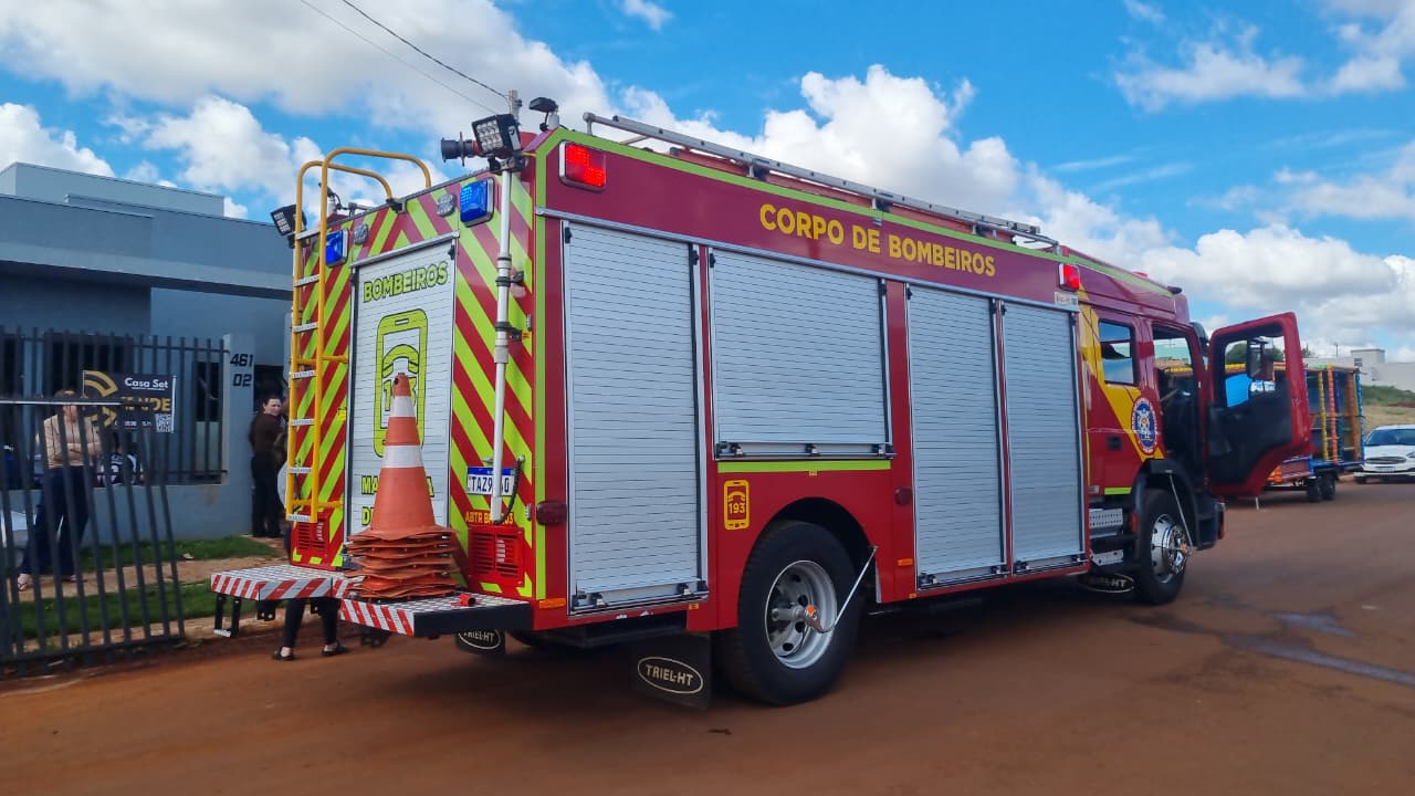 Bombeiros de Cascavel são acionados para combater incêndio em residência em Santa Tereza do Oeste