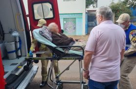 Idosa de 93 anos fica ferida após passar mal e cair em banheiro de residência