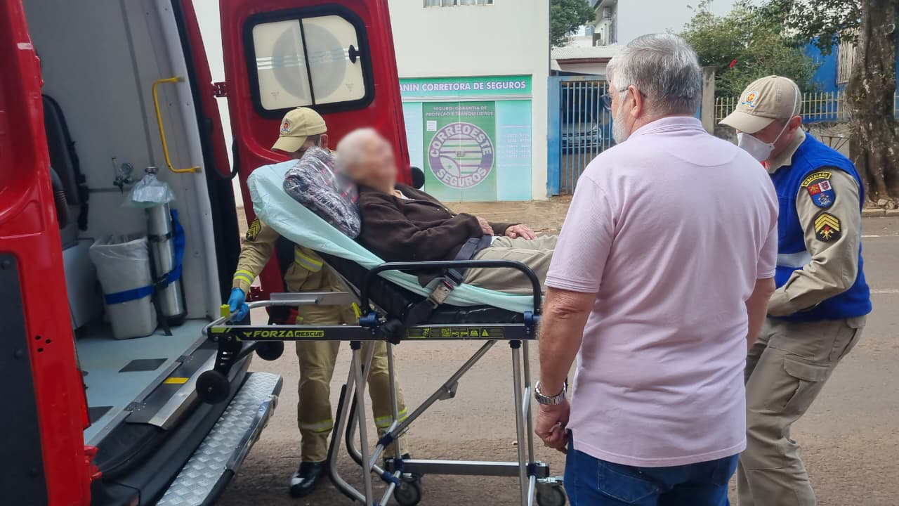 Idosa de 93 anos fica ferida após passar mal e cair em banheiro de residência