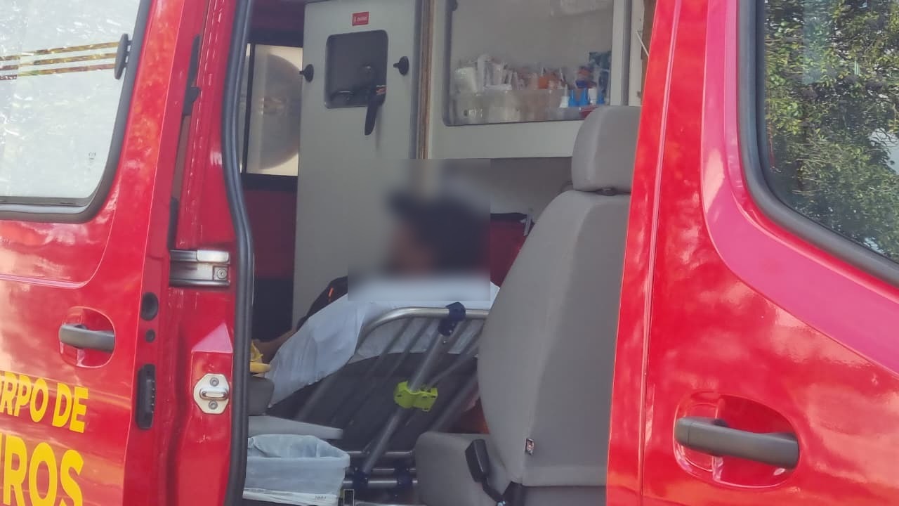 Motociclista fica ferido após acidente com Fiat Toro no Bairro Floresta