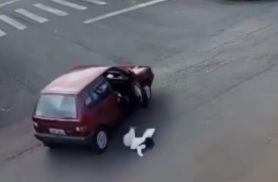 Vídeo mostra criança caindo de carro em movimento porta se abrir