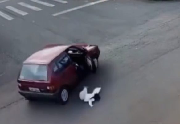 Vídeo mostra criança caindo de carro em movimento porta se abrir