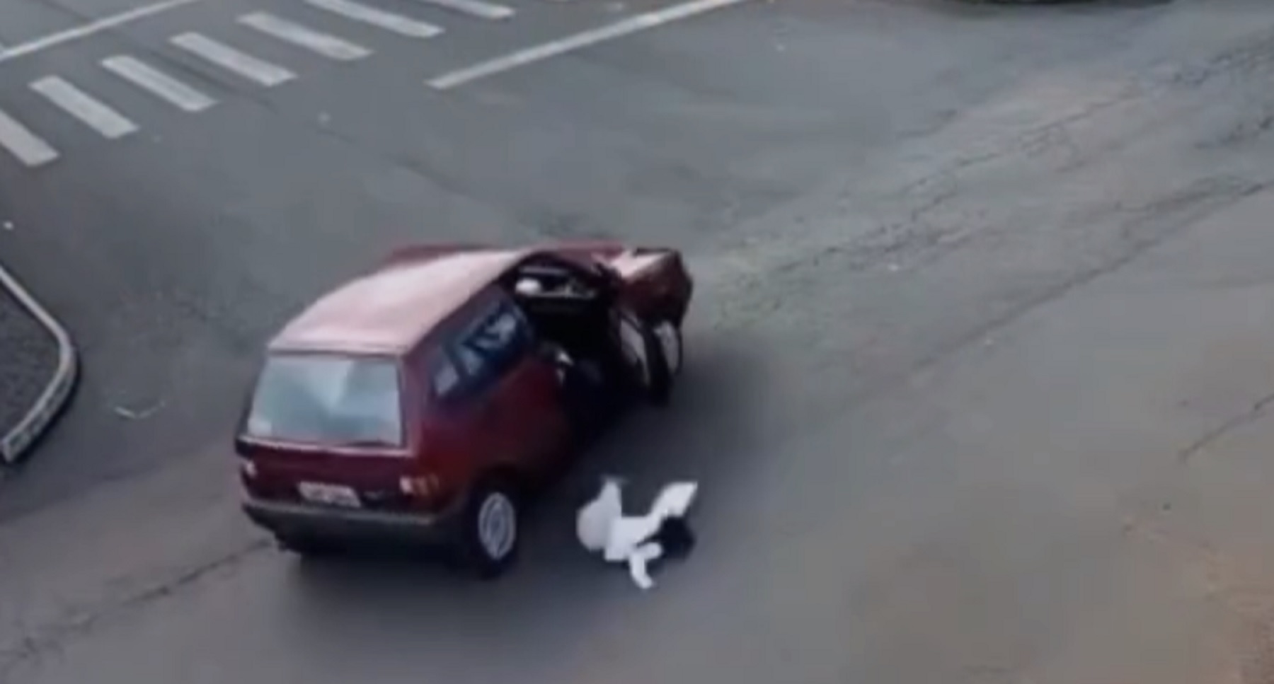 Vídeo mostra criança caindo de carro em movimento porta se abrir