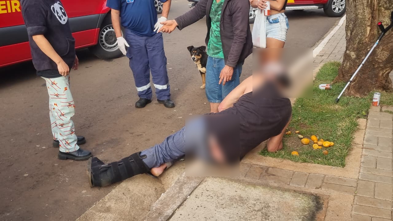 Homem é socorrido pelo Siate após sofrer queda no Jardim Veneza, em Cascavel