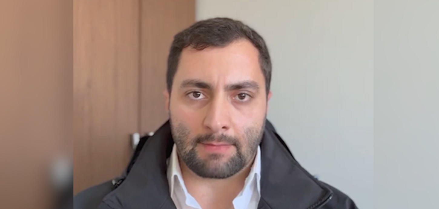 Homem ameaçava expor fotos íntimas da ex há 8 anos e foi flagrado perseguindo-a na delegacia