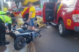 Mulher de 58 anos sofre fraturas graves em acidente entre moto elétrica e carro no Centro