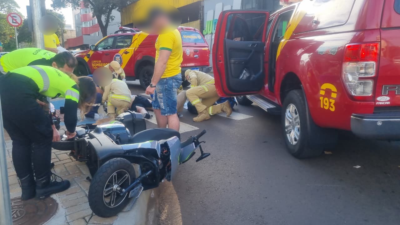 Mulher de 58 anos sofre fraturas graves em acidente entre moto elétrica e carro no Centro