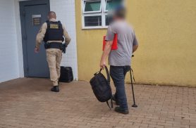 Homem é detido após impedir esposa de viajar para velório e agredi-la