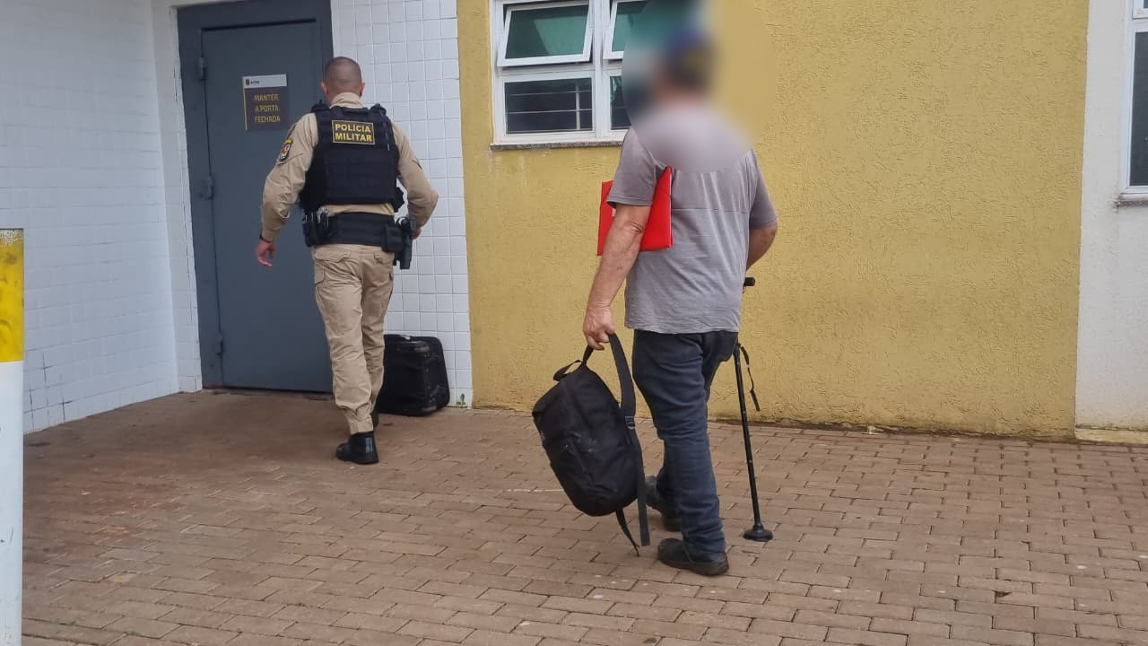 Homem é detido após impedir esposa de viajar para velório e agredi-la