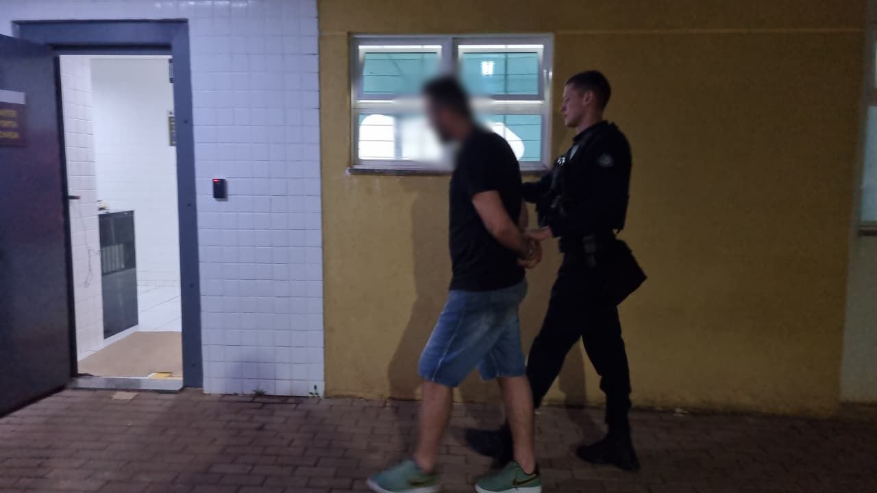 Homem em surto é detido no centro de Cascavel e acaba preso por mandado em aberto