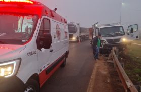 Caminhão bate na lateral de carreta e atinge guard-rail no Trevo Cataratas, em Cascavel