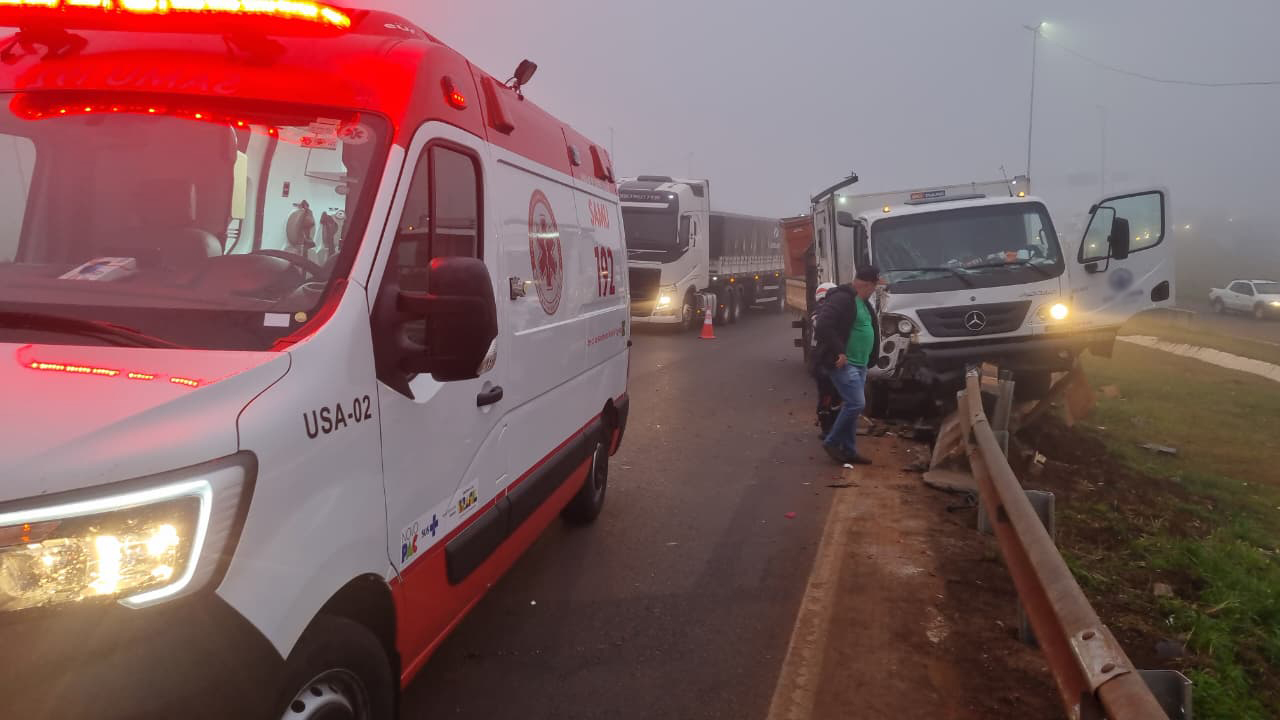Caminhão bate na lateral de carreta e atinge guard-rail no Trevo Cataratas, em Cascavel