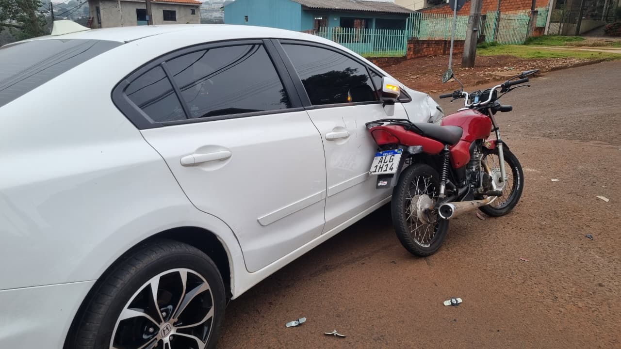 Jovem tem lesão na coluna após colisão entre carro e moto no Brasmadeira