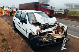 Forte colisão traseira deixa Gol destruído na BR-277, em Cascavel