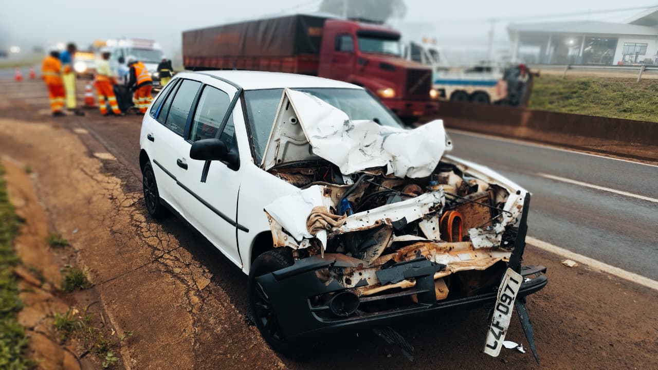 Forte colisão traseira deixa Gol destruído na BR-277, em Cascavel