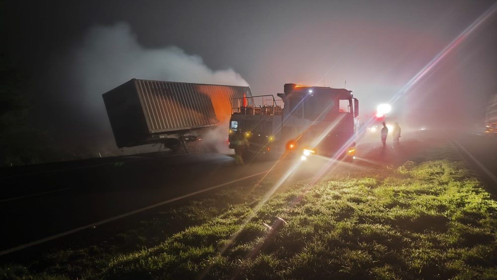 Incêndio destrói carreta carregada de amendoim e interdita BR-376 Imagem referente a Incêndio destrói carreta carregada de amendoim e interdita BR-376