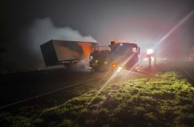 Incêndio destrói carreta carregada de amendoim e interdita BR-376
