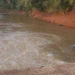 Imagem relativa a Carro cai de ponte, pais se salvam, mas criança de 6 anos segue submersa
