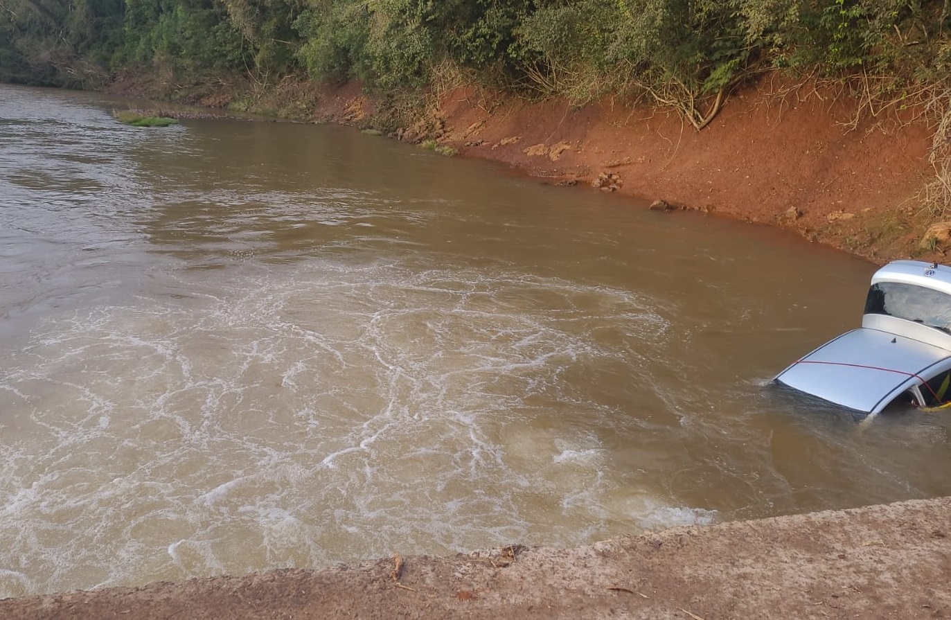 Carro cai de ponte, pais se salvam, mas criança de 6 anos segue submersa