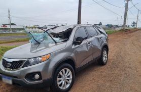 Sorento capota após animal invadir a pista na BR-467, em Cascavel