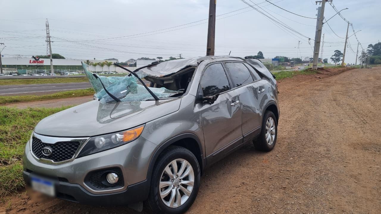 Sorento capota após animal invadir a pista na BR-467, em Cascavel