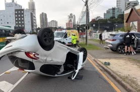 Carro capota após ser fechado por caminhonete perto do Parque Barigui Carro capota após ser fechado por caminhonete perto do Parque Barigui